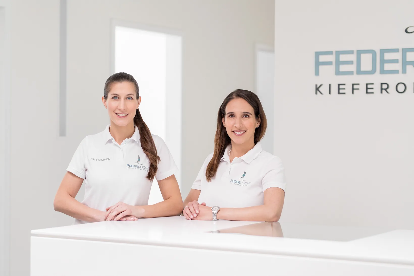 Dr. Rebecca Metzner und Dr. Fatemeh Block, Fachzahnärztinnen für Kieferorthopädie bei Federleicht